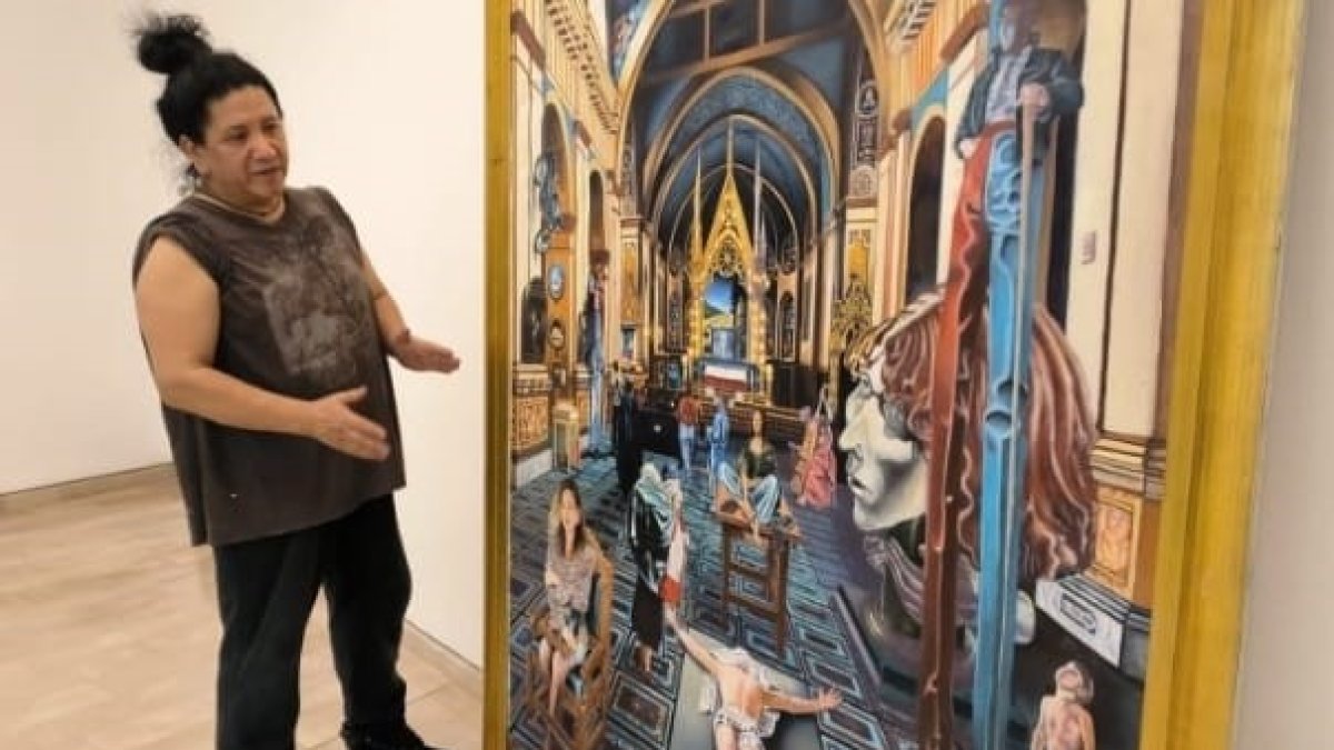 Preparativos. Agustín Patiño trabaja en la previa de la muestra.