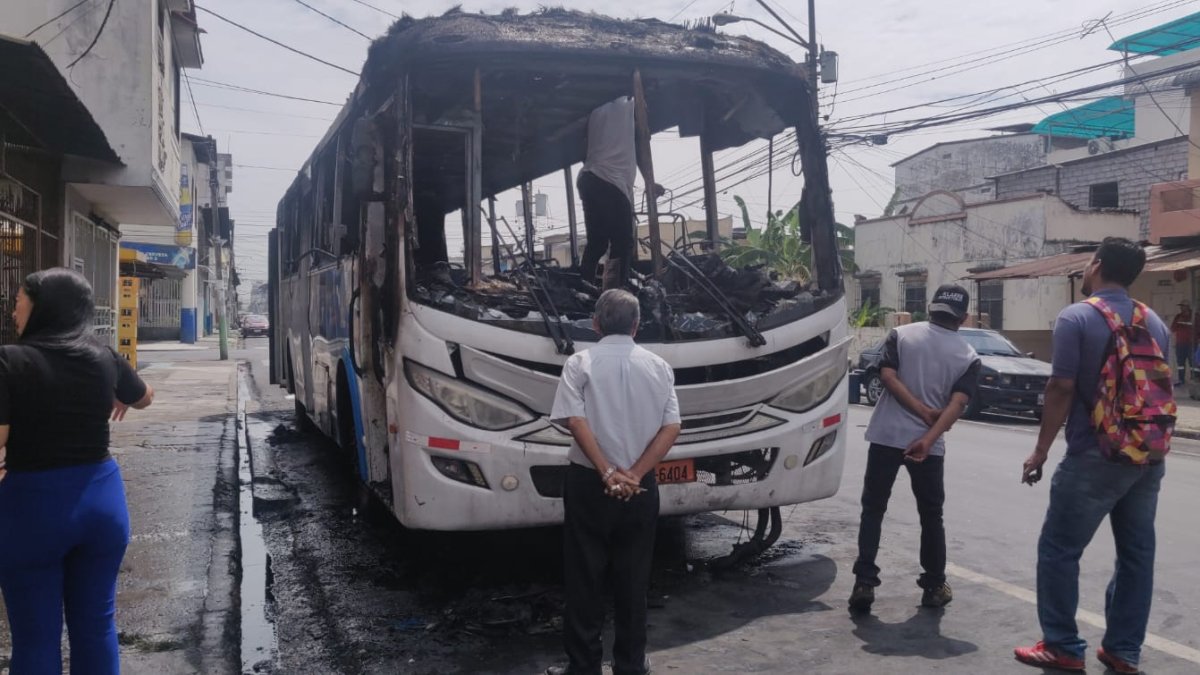 Una explosión alertó a los ciudadanos sobre el incendio del bus.