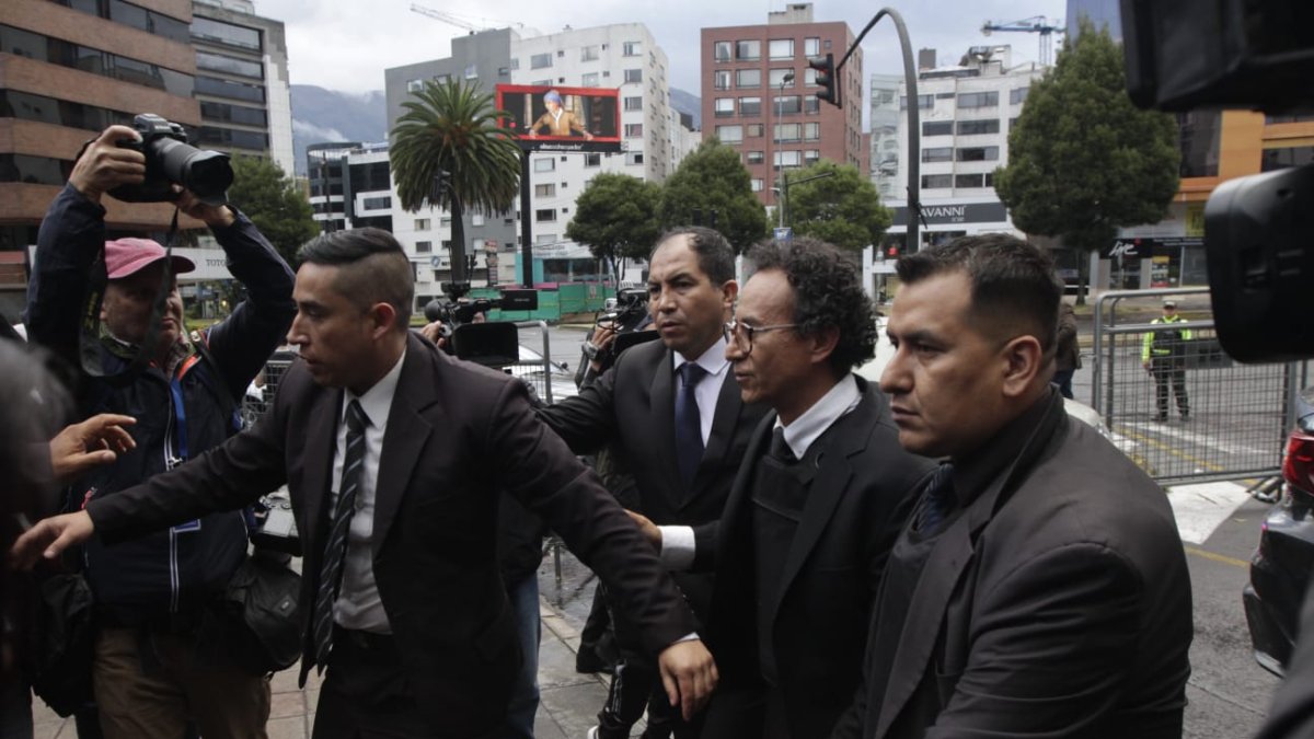 Christian Zurita llegó al CNE a consignar su candidatura