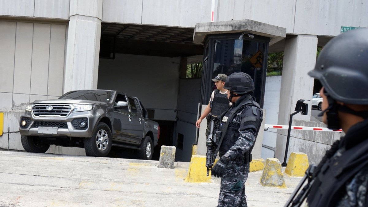 Encuentro. Los investigadores estadounidenses salieron por el parqueadero de la Fiscalía con la custodia de miembros del GOE.