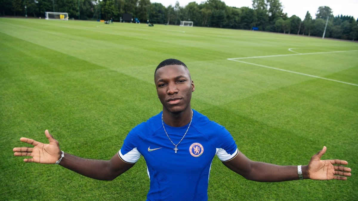 Moisés Caicedo ya posa con la nueva camiseta del Chelsea.