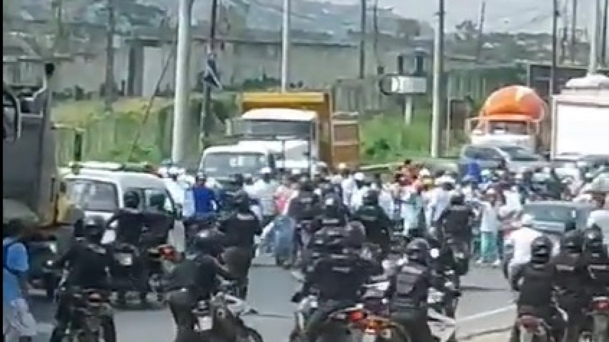Los integrantes de la Policía Nacional permitieron que quienes se acercaron hasta el lugar, se coloquen al pie de la vereda cercana al ingreso de La Roca.