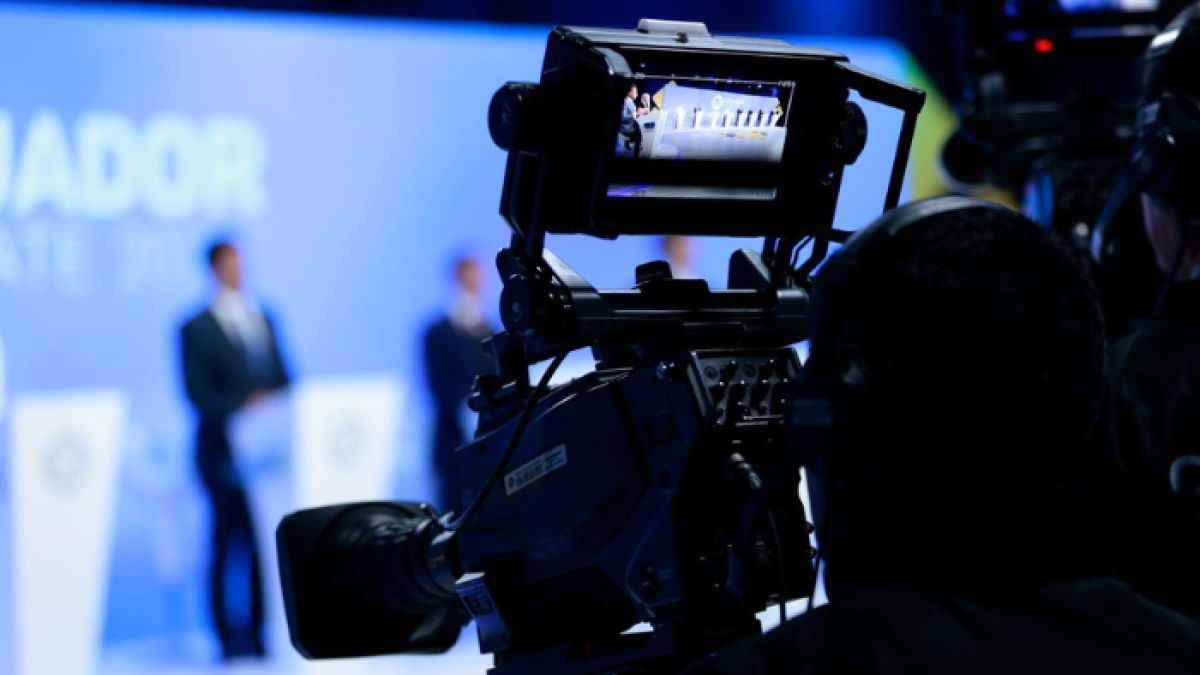 Fotografía cedida por el Consejo Nacional Electoral (CNE) de Ecuador que muestra a los candidatos a la Presidencia en el debate del canal EcuadorTV.
