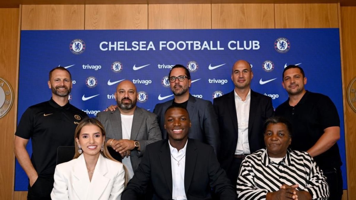 Moisés Caicedo fue oficializado como nuevo jugador del Chelsea.