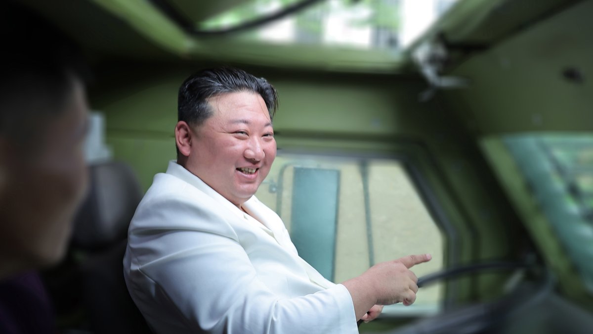 La Agencia Central de Noticias de Corea del Norte (KCNA) en la que se registró al líder norcoreano Kim Jong Un al inspecicionar una fábrica militar. 