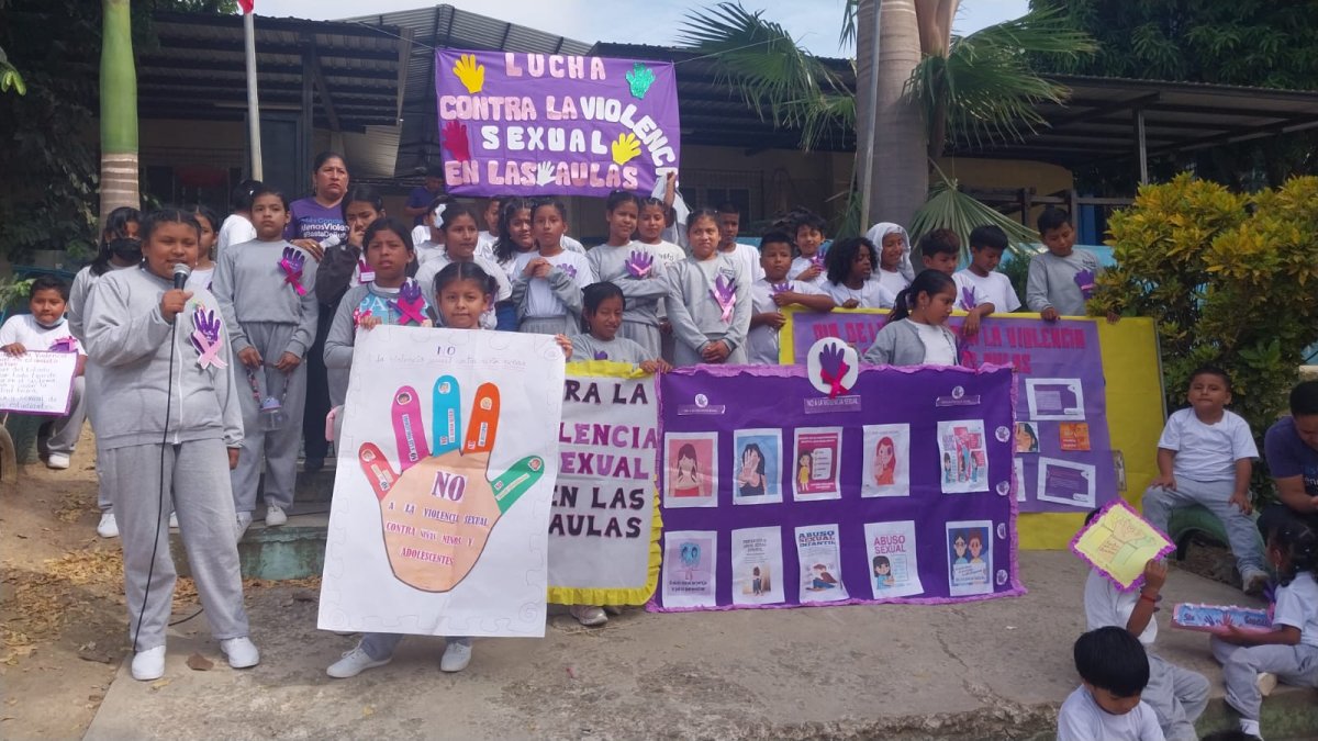 Los estudiantes de  la escuela  Alberto Guerrero Martínez, exhibieron sus mensajes en el marco de la  Lucha contra la Violencia Sexual en las Aulas.