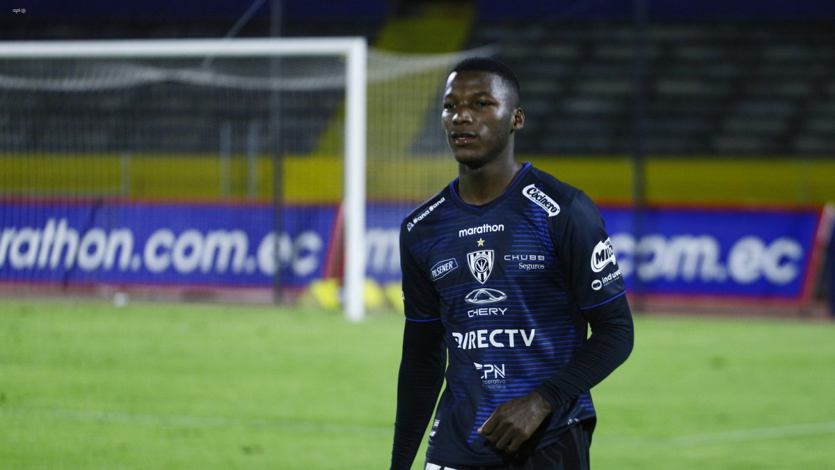 Caicedo jugó para las divisiones formativas de IDV, llegando al primer equipo.