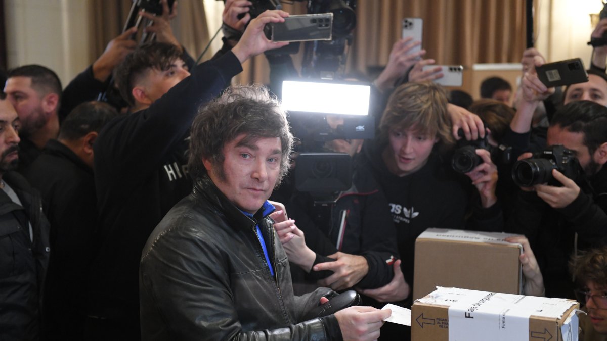 El economista Javier Milei,  de la coalición derechista La Libertad Avanza, vota en las elecciones Primarias Abiertas.