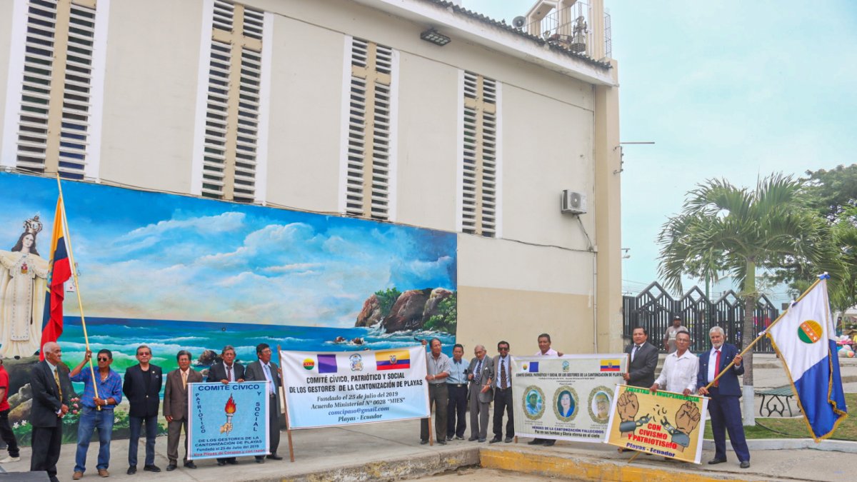 Pedido. Los históricos miembros del grupo de habitantes de Playas, que lideraron la cantonización.
