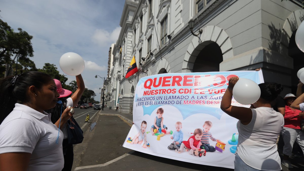 Plantón. De manera pacífica, las madres y padres hicieron un plantón en los bajos de la Gobernación del Guayas, para obtener respuestas sobre el cierre de los CDI de sus sectores.