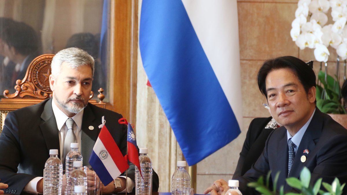 El vicepresidente de Taiwán, William Lai (d), se reúne este 14 de agoto con el presidente paraguayo Mario Abdo Benítez, en el Palacio de López en Asunción (Paraguay). Lai llegó este lunes a Paraguay para asistir este martes al acto de juramentación del economista Santiago Peña como nuevo presidente del país suramericano. EFE/ Christian Alvarenga