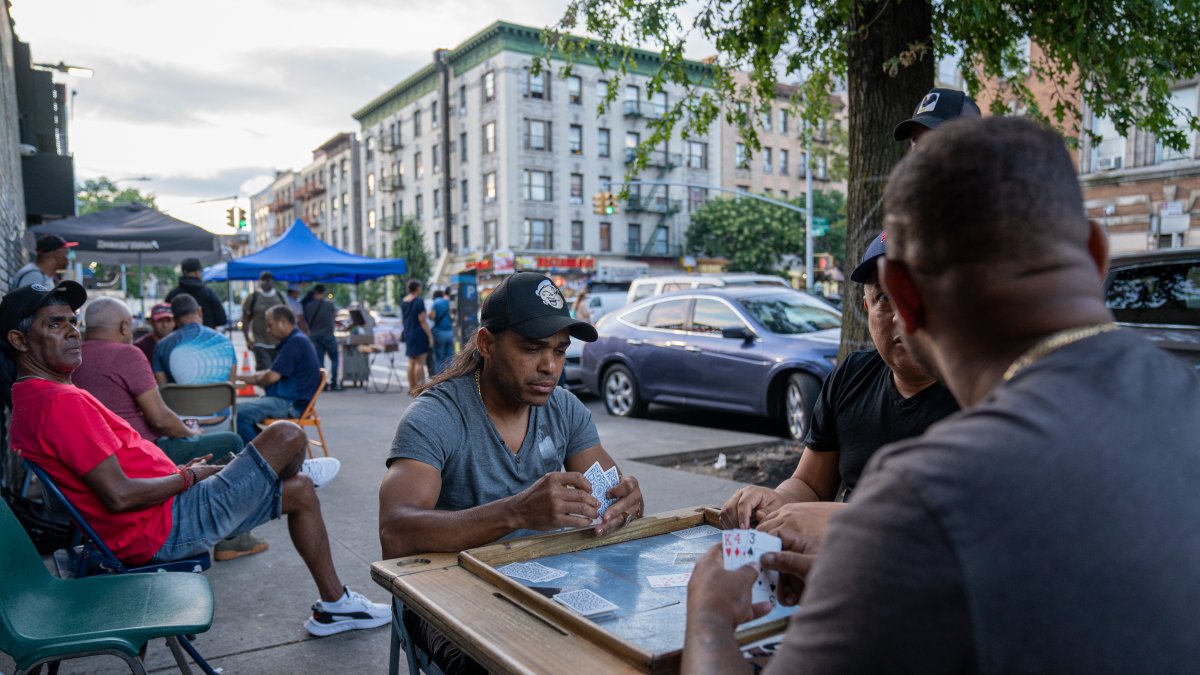 Lugar. Personas juegan cartas en la calle 190 de St. Nicholas, conocido como la Pequeña Dominicana.