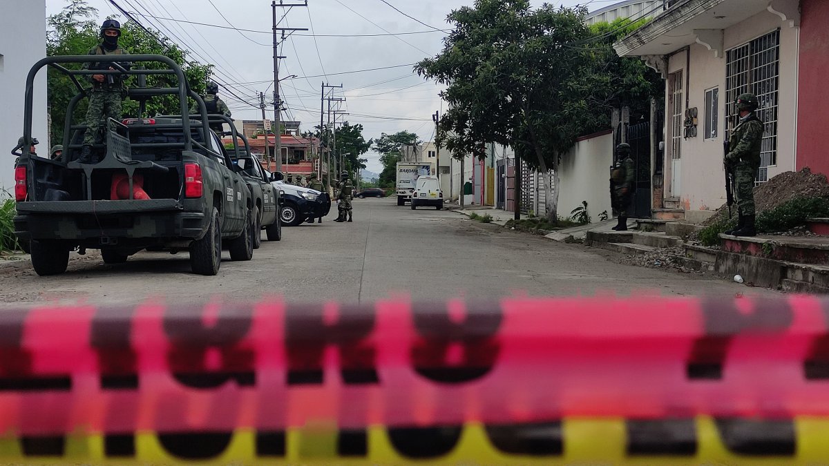 Tropas del Ejército Mexicano vigilan hoy14 de agosto  la zona en donde se localizaron varios cuerpos desmembrados, en el municipio de Poza Rica, estado de Veracruz (México).