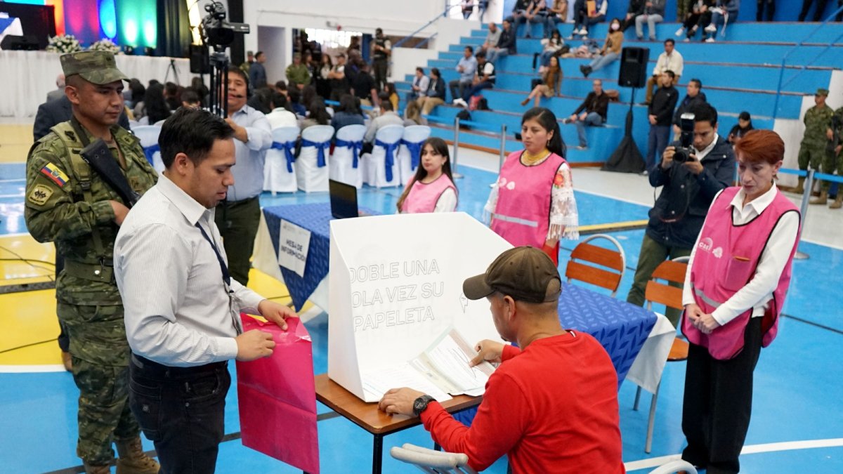 Simulacro. En la imagen constan todos los participantes que estarán en los recintos el día de las votaciones.