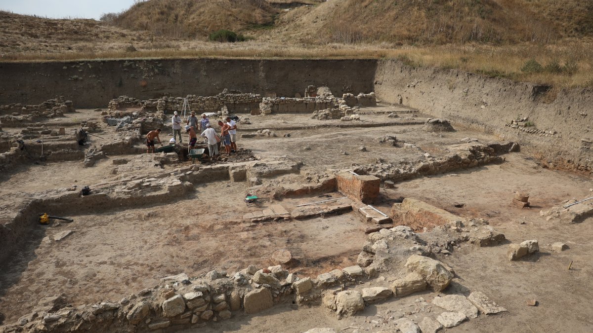 Se observan las ruinas del templo, cimientos y restos de paredes. Arqueólogos rusos han descubierto una sinagoga del siglo I de nuestra era, lo que la convierte en una de las más antiguas del mundo.