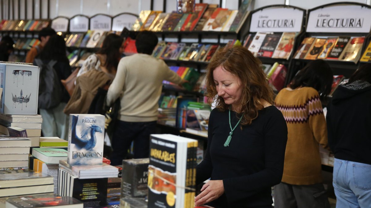 La escritora italiana Arianna Squilloni observa publicaciones el 11 de agosto de 2023 durante la Feria Internacional del Libro en La Paz (Bolivia).