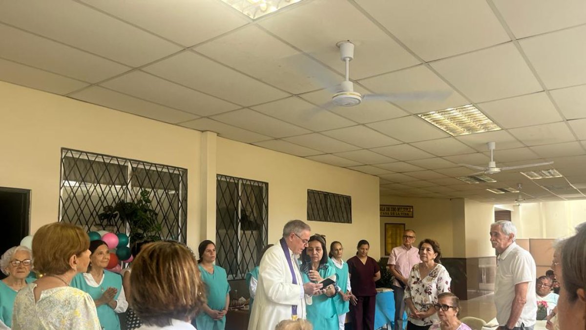 El parroco dio unas palabras y una oración para inaugurar el proyecto.