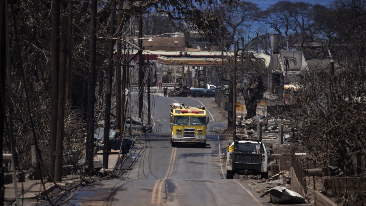 Un coche de bomberos patrulla por un barrio arrasado por las llamas en Lahaina, Hawái