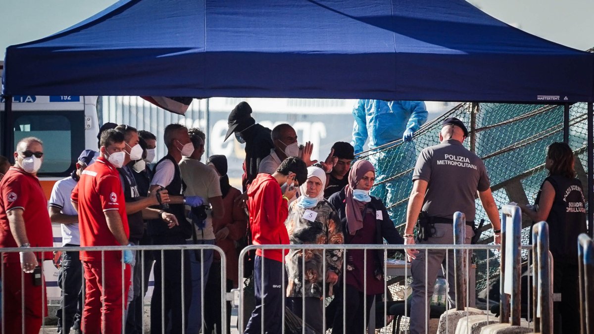 Migrantes rescatados desembarcan del barco de la ONG italiana 'Emergency'Äôs Life Support' en Nápoles, Italia, el 14 de agosto de 2023.