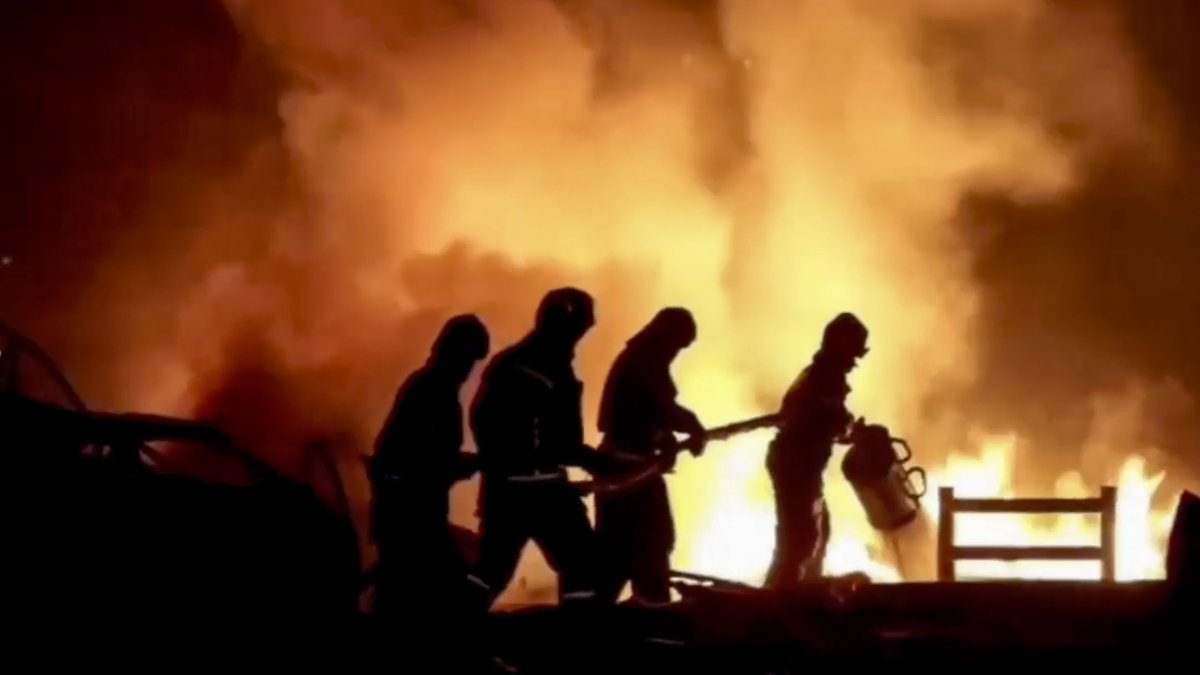 Militares trabajando en el lugar de la explosión en un edificio de servicio de automóviles y luego del incendio en la estación de servicio en Makhachkala, Rusia, 15 Agosto de 2023