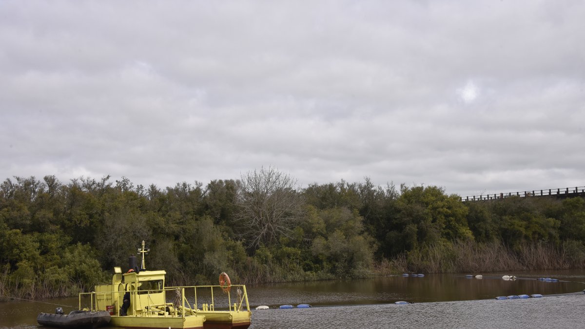 Fotografía del río San José, el 10 de agosto de 2023, en San José (Uruguay). EFE/Gastón Britos