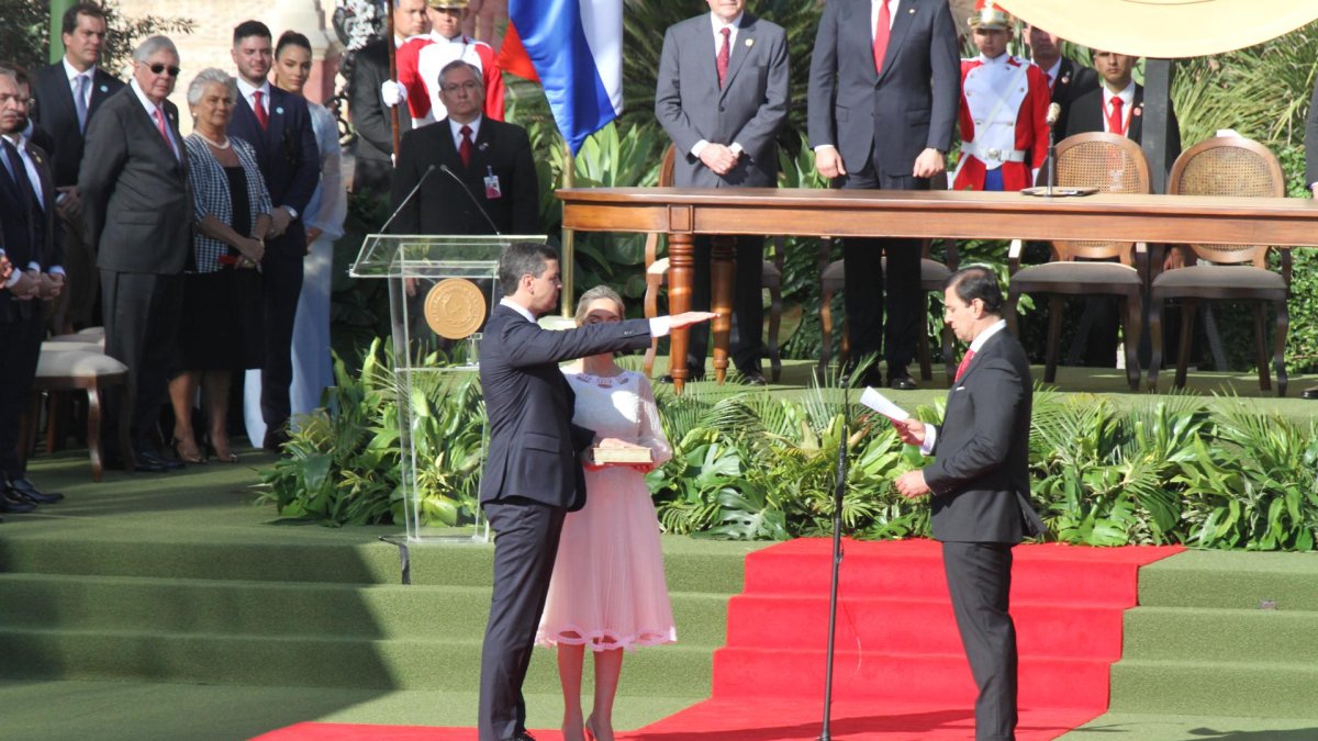 Santiago Peña hace juramento como nuevo presidente de Paraguay.