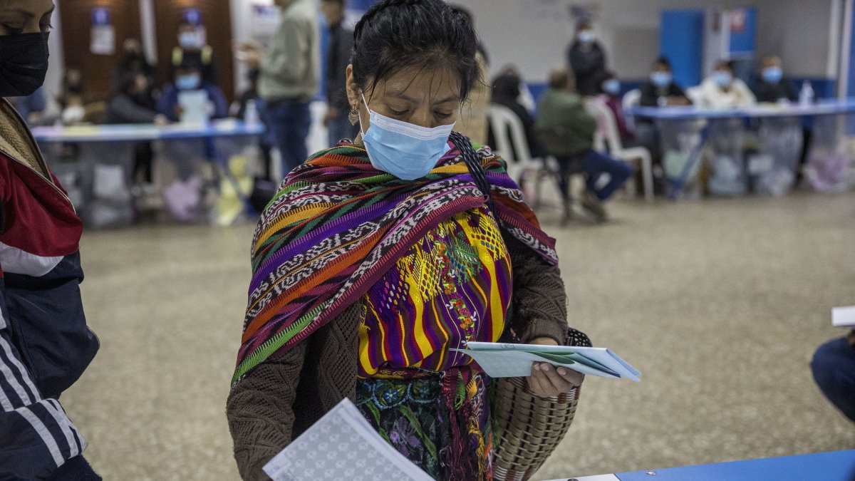 Ciudadanos votan, el 25 de junio de 2023, en las elecciones generales, en un colegio electoral de San Juan Sacatepéquez, a 45 kilómetros de la Ciudad de Guatemala (Guatemala). EFE/Esteban Biba