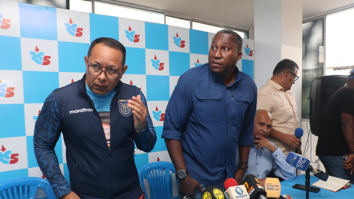 De los correístas aludidos, solo Roberto Cuero (c) se pronunció en la rueda de prensa convocada.