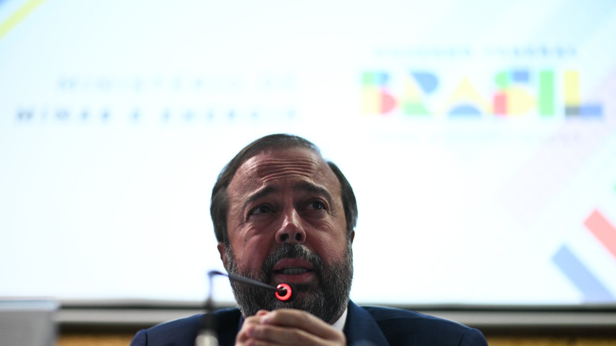 El ministro de Minas y Energía de Brasil, Alexandre Silveira, habla durante una rueda de prensa hoy, en Brasilia (Brasil).