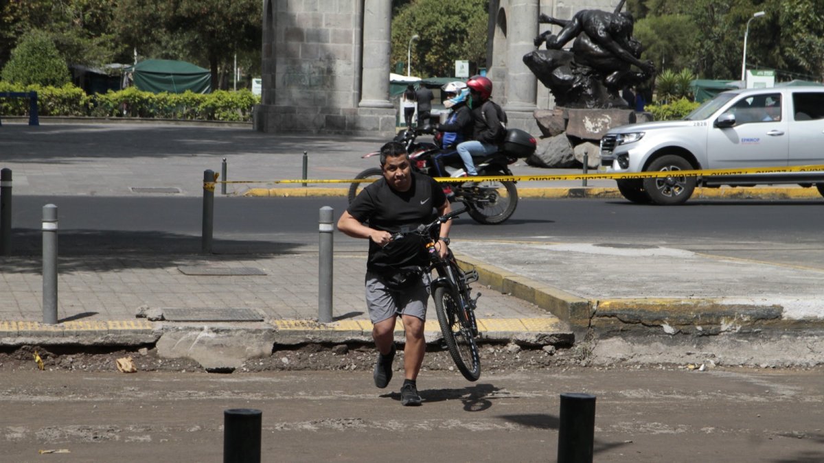 Tramo. Los trabajos sobre la avenida Patria tienen un avance del 65 %, informó la Epmmop. El paso para peatones está permitido.