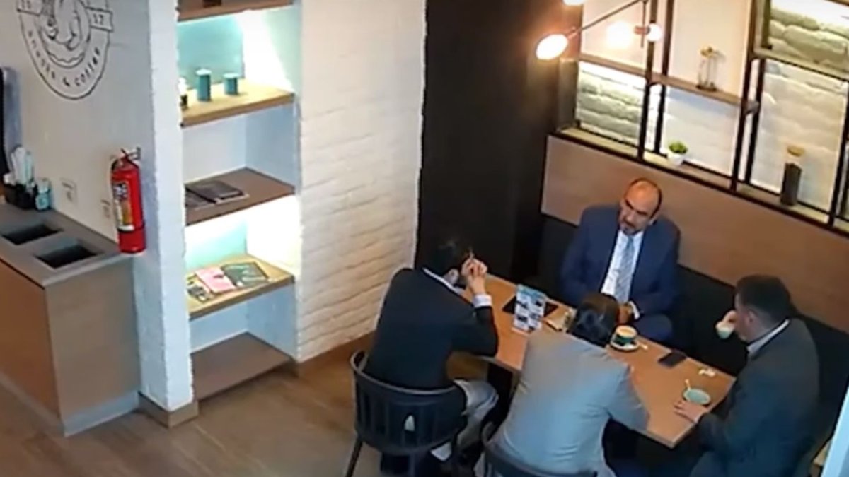Cita. En una cafetería de Quito, en agosto de 2023, se reunieron abogados para tramar un plan sobre la póliza de Petroecuador que ganó La Unión.