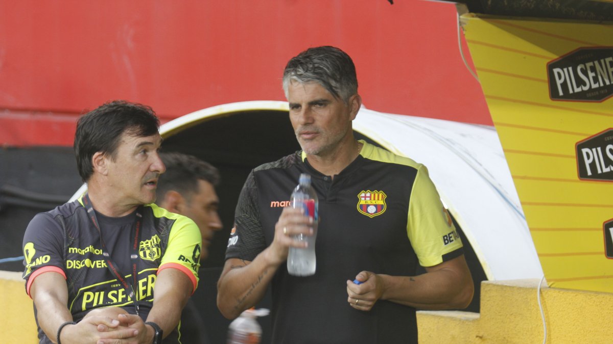 El DT uruguayo (d) reveló que los jugadores del Ídolo siguen sin tomar al 100% su idea de juego, algo que será vital para el partido de este viernes ante IDV.