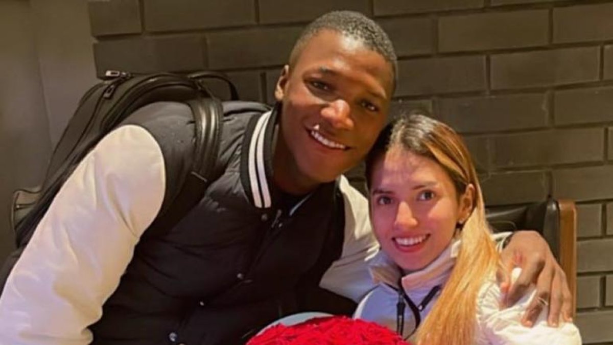 Moisés Caicedo junto a su novia, Paola Salazar, en uno de sus últimos festejos en Inglaterra.
