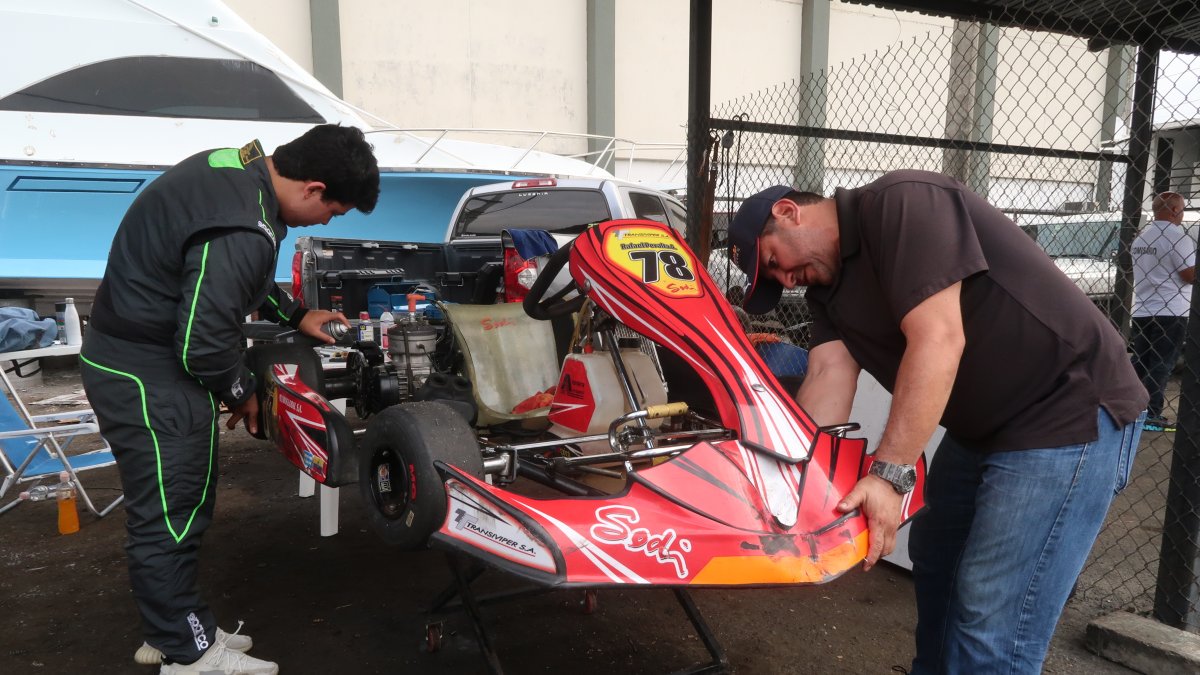 Padre e hijo comparten el amor por la adrenalina en el karting local.