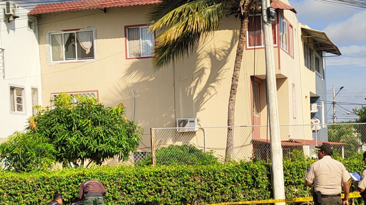 Manta. Elementos policiales recogen el cuerpo de la venezolana.