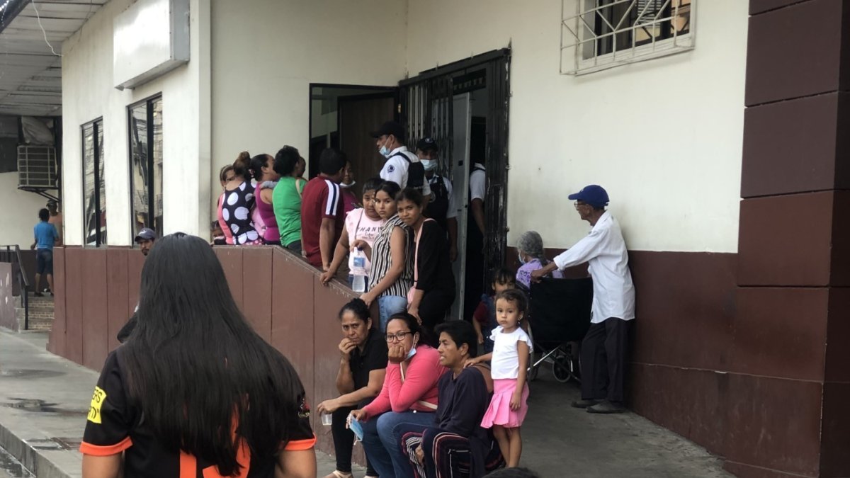Babahoyo. Sus amigas le pedían que se levante para seguir jugando.
