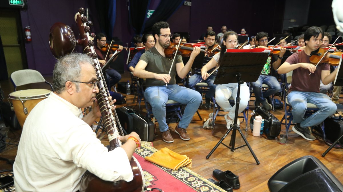 Presentación. El músico Shubhendra Rao en los ensayos previos con los integrantes de la Filarmónica local.