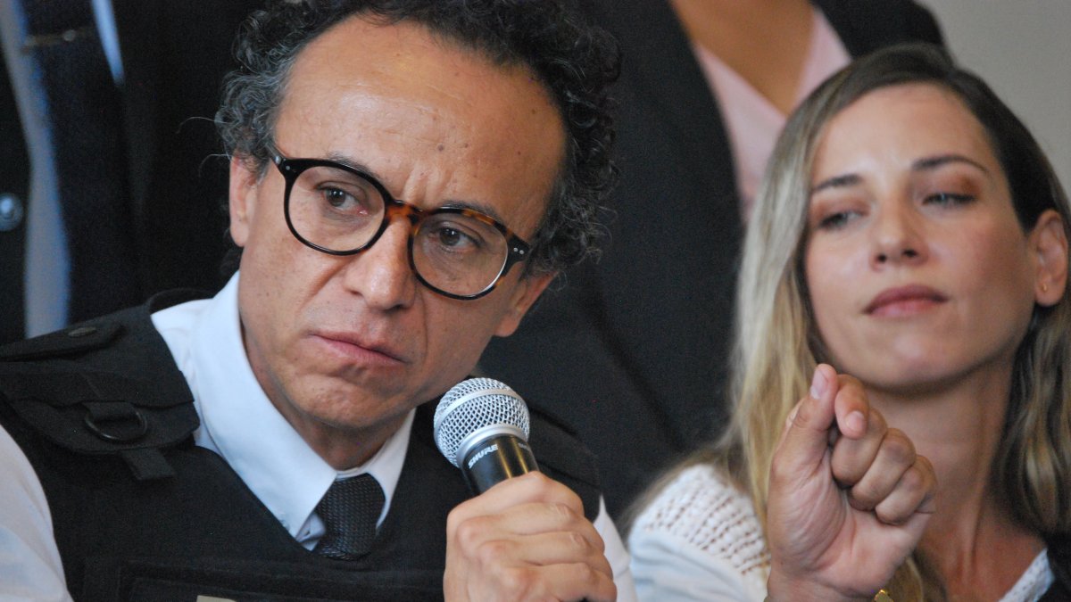 El periodista Christian Zurita ofrece una rueda de prensa, en una fotografía de archivo.