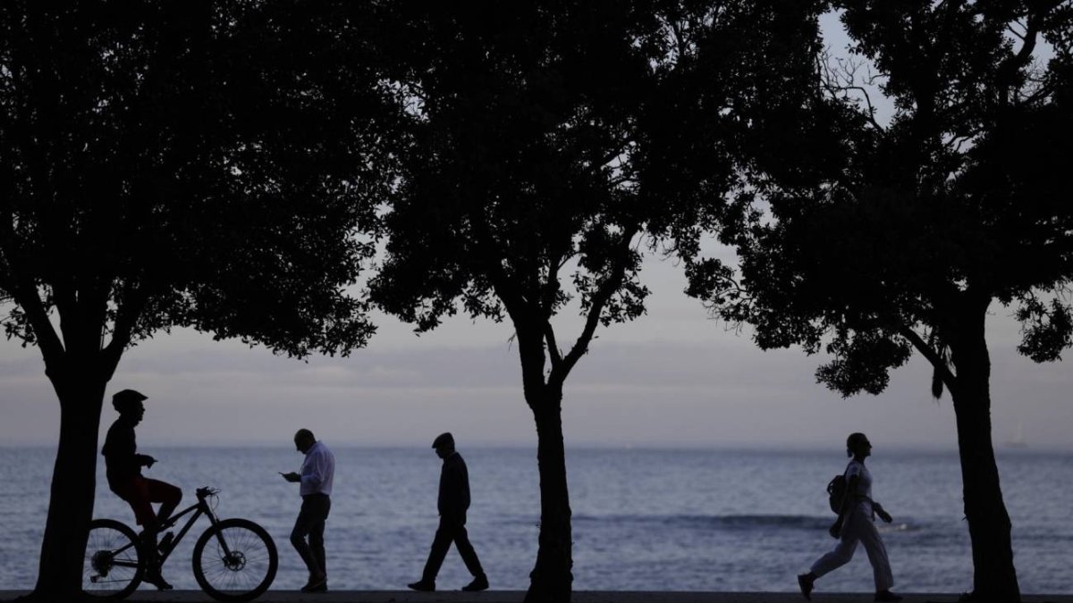 Escenario. Varias personas caminan en una mañana reciente por el paseo marítimo de La Coruña, en España.
