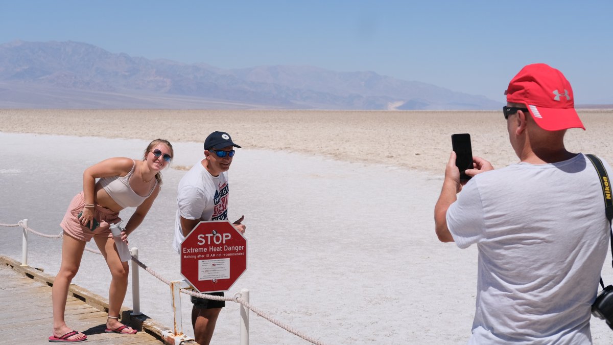 Pistas. Turistas se toman fotos en la cuenca endorreica de Badwater, uno de los sitios más visitados del valle.