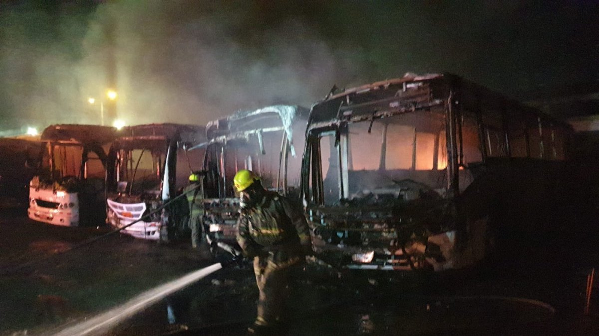 Los bomberos llegaron hasta el lugar del hecho para apagar el fuego.