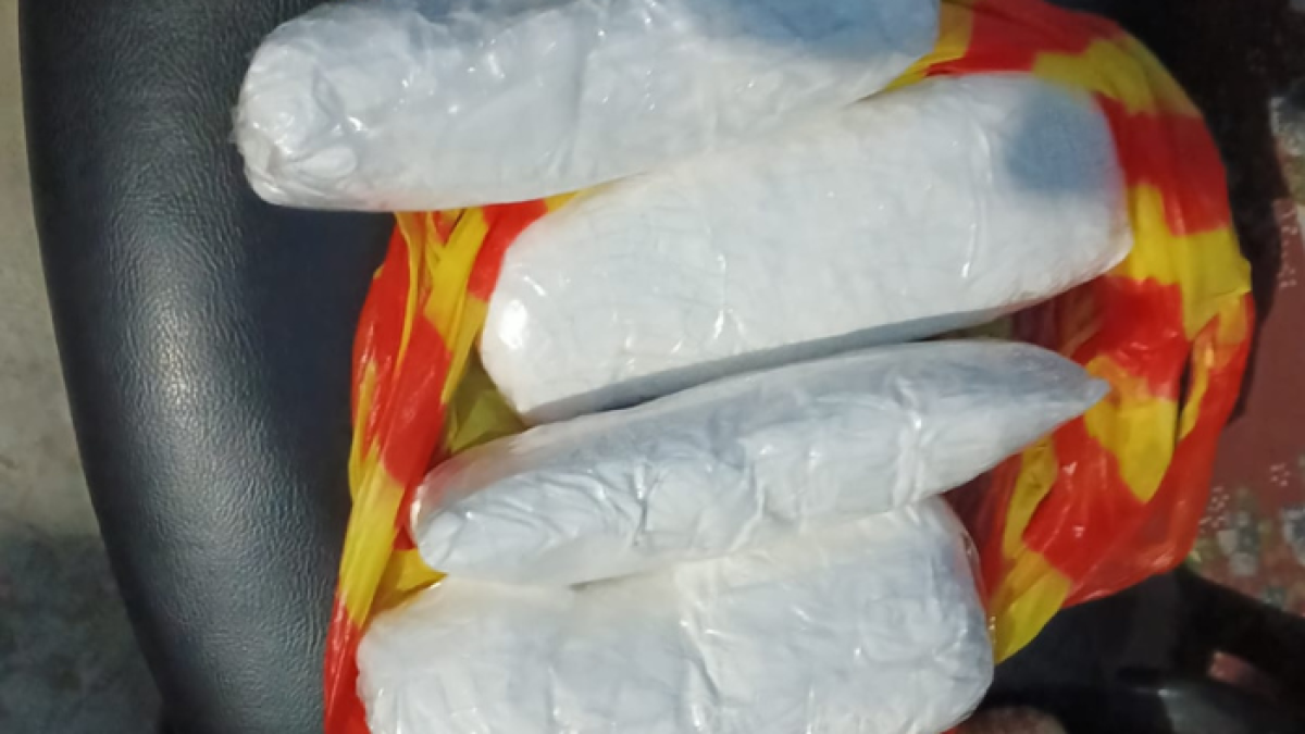 La detención del servidor policial se dio en el área de viaducto, cerca de la garita de este centro carcelario