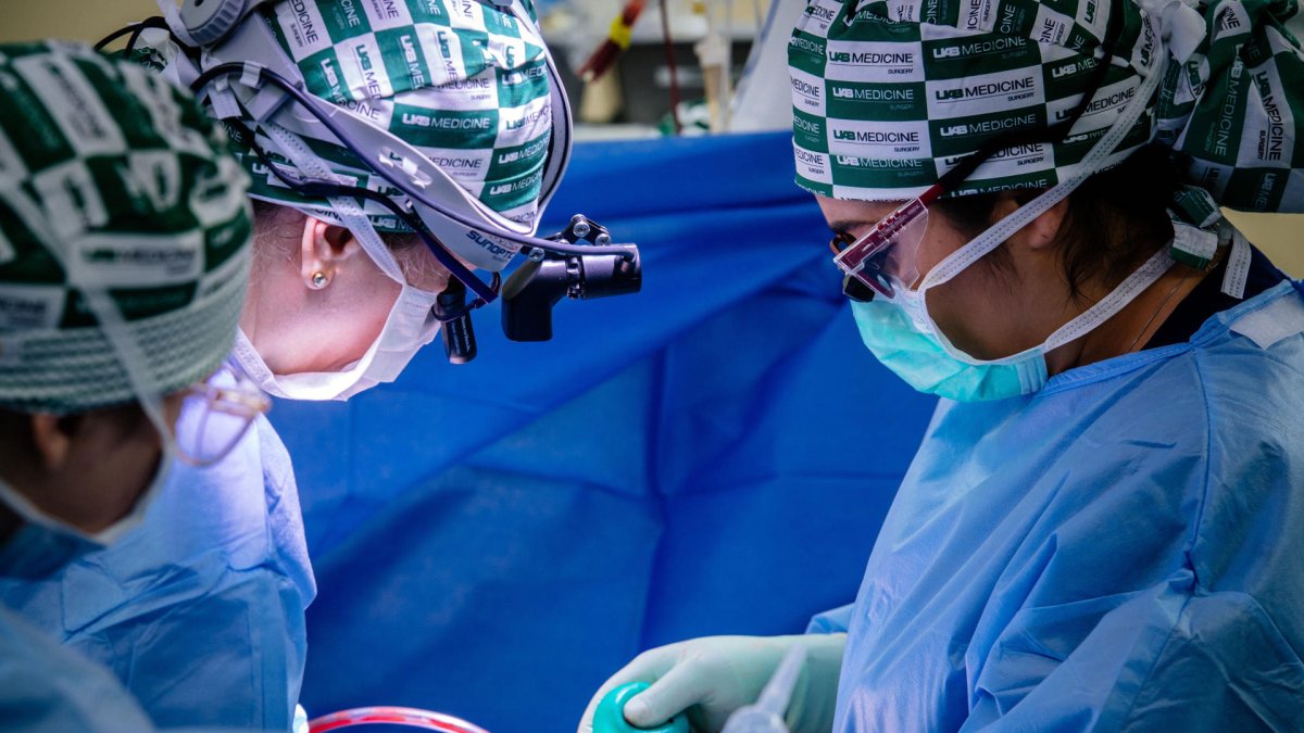 El equipo médico responsable del xenotrasplante, con la cirujana Jayme Locke -en el centro- al frente. Crédito: Steve Wood, UAB. Imagen facilitada por la Universidad de Alabama en Birmingham.