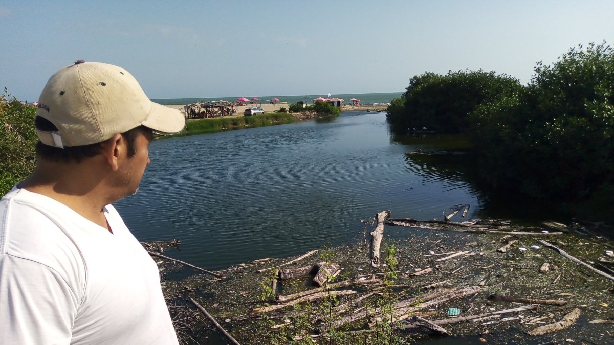 Espacio. El esterillo, cuyas aguas van a parar al mar, colinda con el malecón, un barrio y la plaza gastronómica.