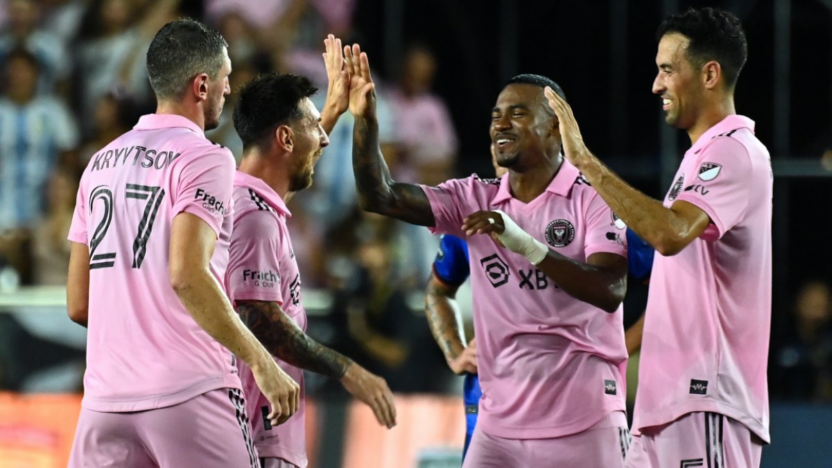 Lionel Messi (c-i), festeja una anotación con sus compañeros, el ecuatoriano Dixon Arroyo (c-d), Sergio Busquets (d) y Kryvtsov (i)