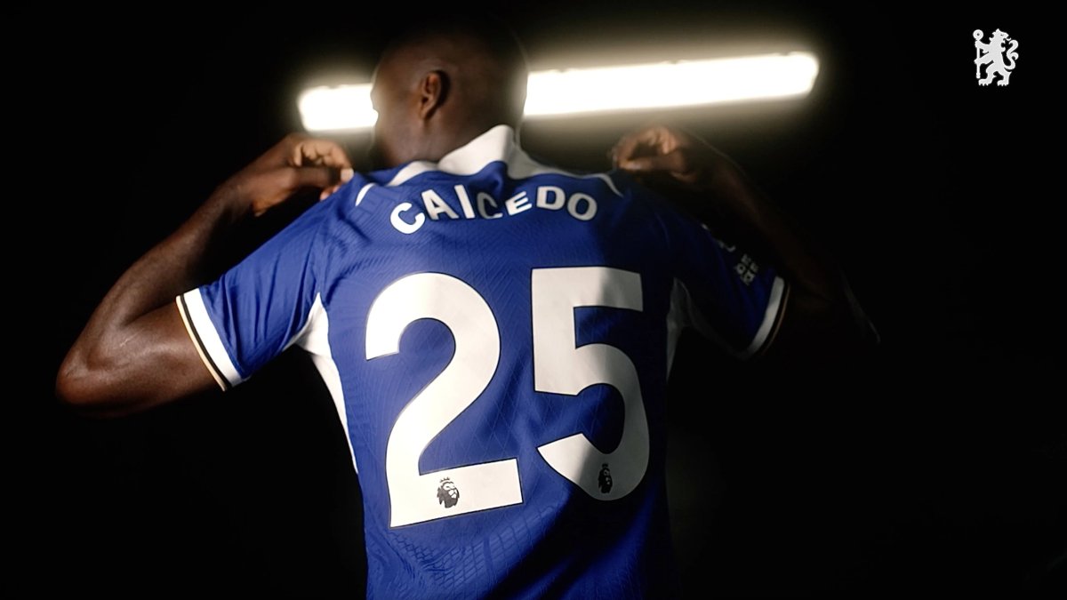 Caicedo pidió permiso a Gianfranco Zola para usar su dorsal.