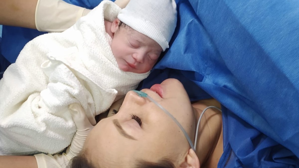 Silvana con su recién nacida.