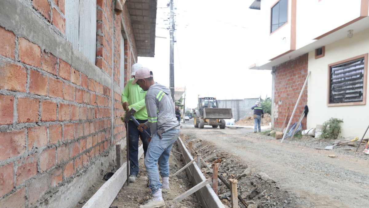 Seguridad. En las calles se observan a trabajadores que realizan las obras sin ningún resguardo de seguridad.
