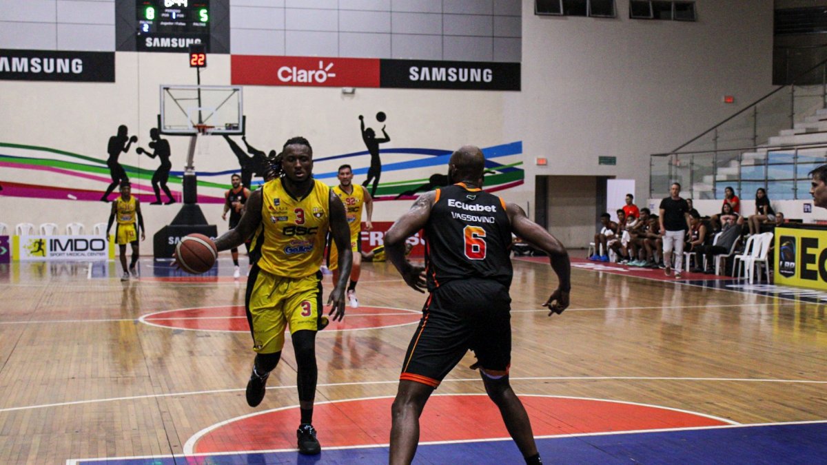 Barcelona (i) está 2-1 arriba en la serie de los playoffs frente a Orange de Quito.