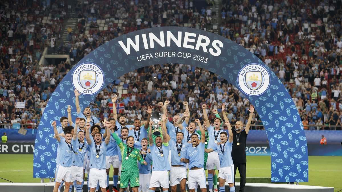 Los jugadores del Manchester City celebran con el trofeo la victoria al finalizar el partido de la Supercopa de Europa entre el Sevilla y el Manchester City disputado este miércoles 16 de agosto.